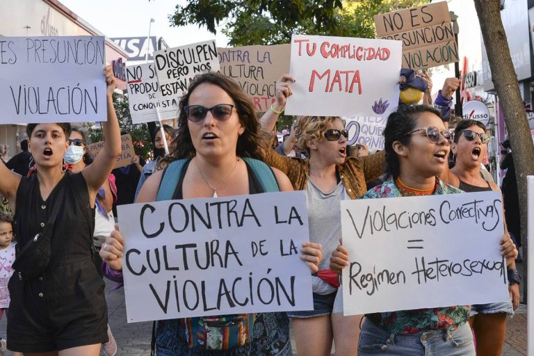 Marcha de mujeres en Maldonado bajo la consigna “Estamos hartxs de la cultura de la violación” (archivo, enero de 2022). Foto: Natalia Ayala