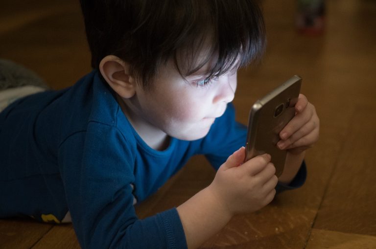 niño jugando con celular